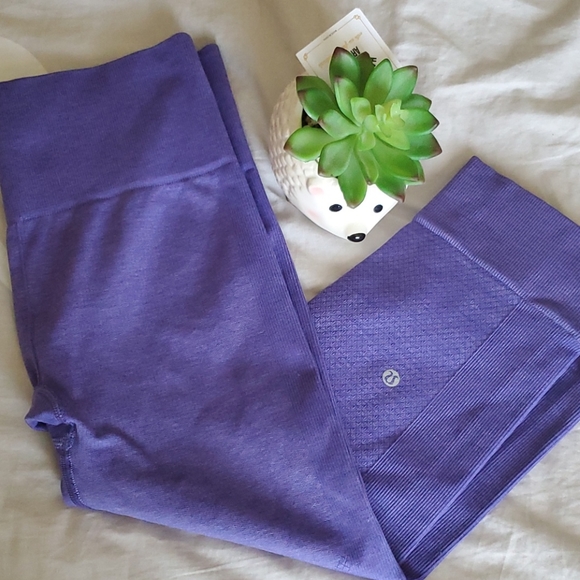 Lululemon In the Flow Crops. 4 - Picture 2 of 11